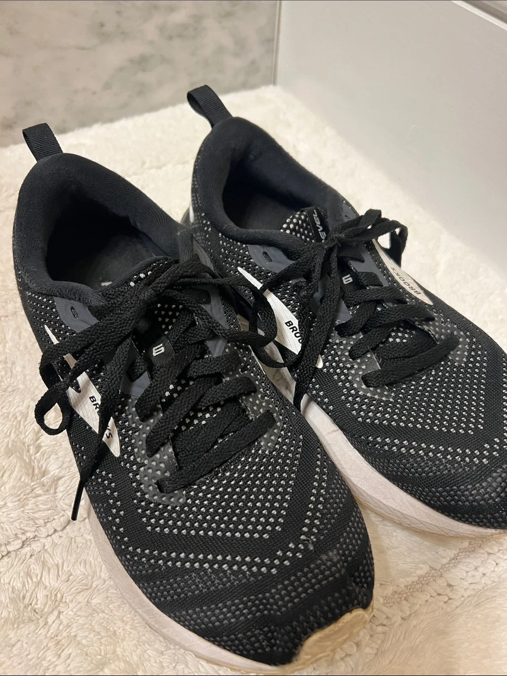 Brooks Women’s Black Knit Lace-Up Running Sneakers 7.5